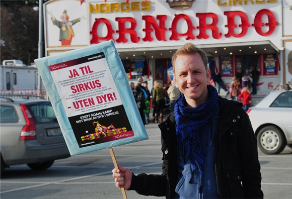 NOAHs ansatt Thomas H. Olsen holder en plakat "Ja til sirkus uten dyr!" foran Arnardo sirkus. 